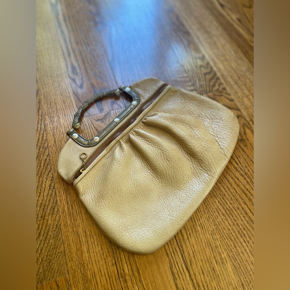 Beauty tan leather vintage hand bag.